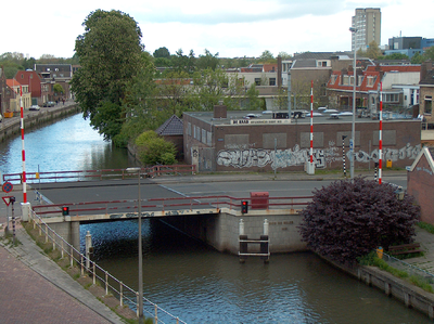 822018 Gezicht op de rivier de Vecht, vanuit het kantoor van Kamps Quality Bakeries (Hogenoord 1) te Utrecht naar het ...